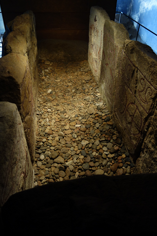 What you can see inside are 5-8 picture stones lining a grave.