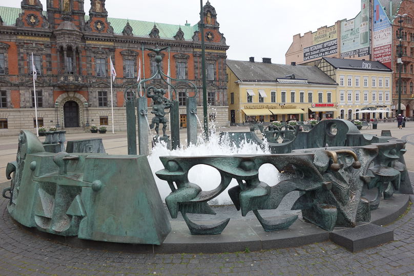 Fountain in the Stortorget in front of City Hall by Stig Blomberg (1964), with various elements recalling the city's history.