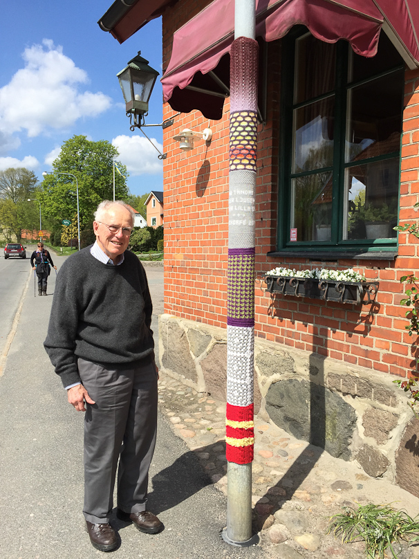 Another example of urban knitting, like that we saw on a bicycle in Kristinastad. This lampost is outside Brösaro Gästisgifveri & Spa.