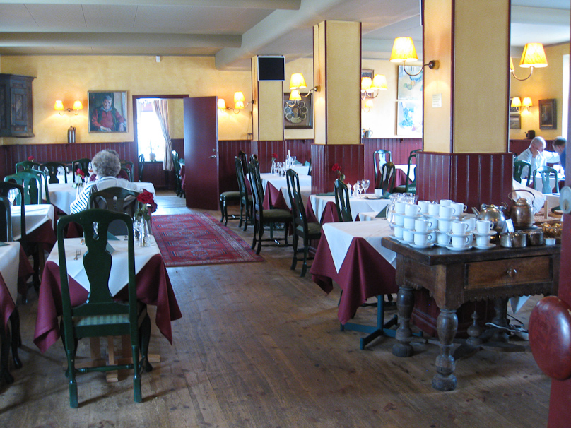 The dining room at Brösaro Gästisgifveri is pleasantly old fashioned, with pressed white table cloths.
