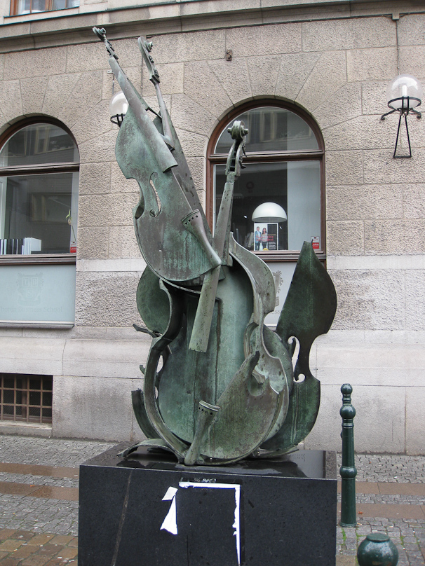 We came across this Cubist scupture f a cello on the way to the Konsthall in Malmö.