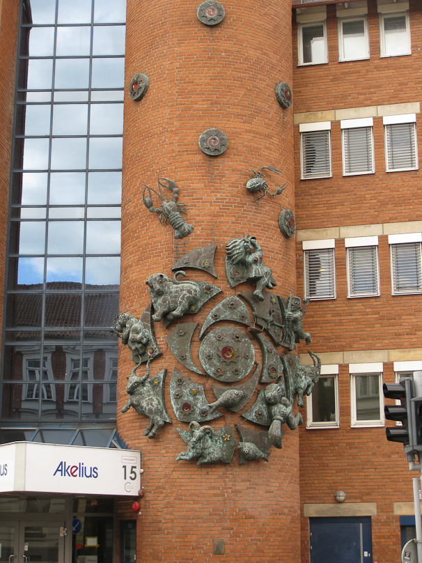 On the way back from the Konsthall we say this modern mersion of the Zodiac.