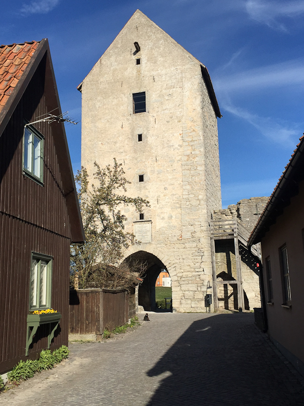 Ater tea at a bakery near Norderport, we walked along the outside of the walls and re-entered Visby by Dalmansporten.