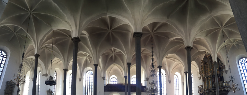 The interior is spacious, due to the narrow columns supporting the vaults.
